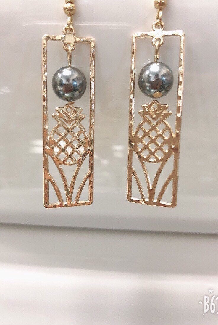 Hawaiian Small Pineapple Rectangle Design: Hamilton Gold Earring with Shell Pearls
