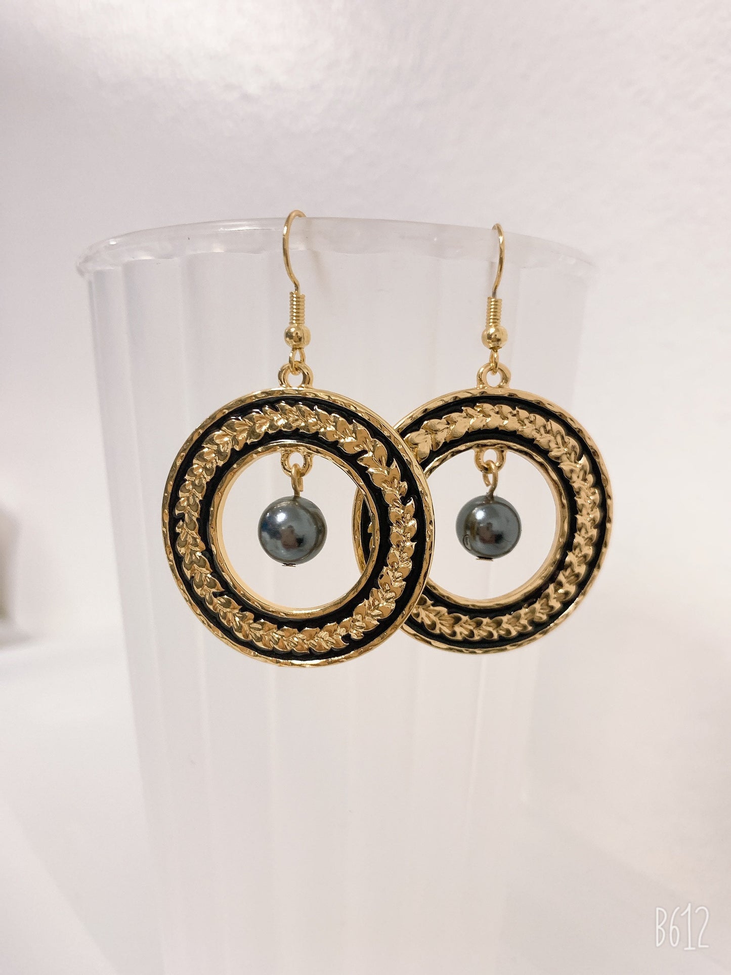Maile lei Black enamel Circle: Hamilton Gold Earring with Shell Pearls