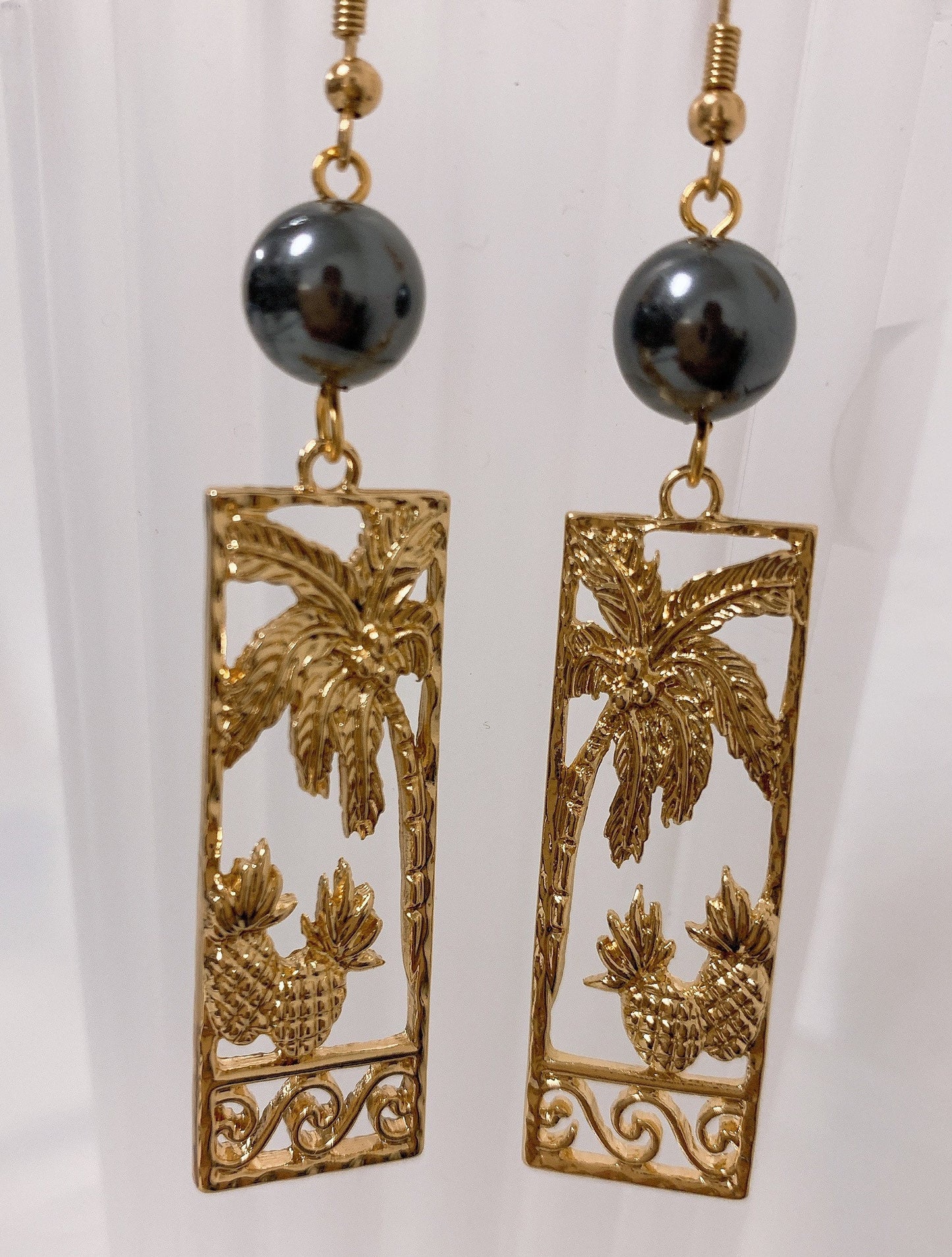 Hawaiian palm tree and pineapple : Hamilton Gold Earring with Shell Pearls