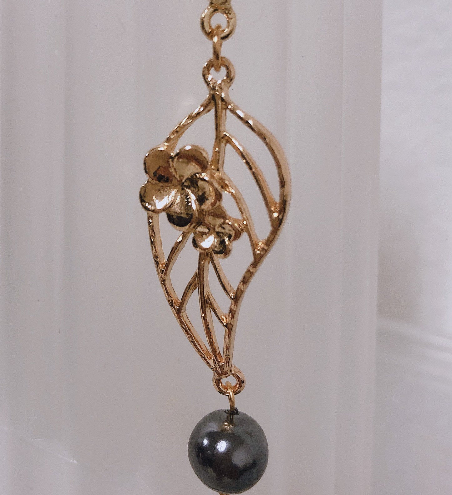 Hawaiian Plumeria Flower and Leaf : Hamilton Gold Necklace with Shell Pearls