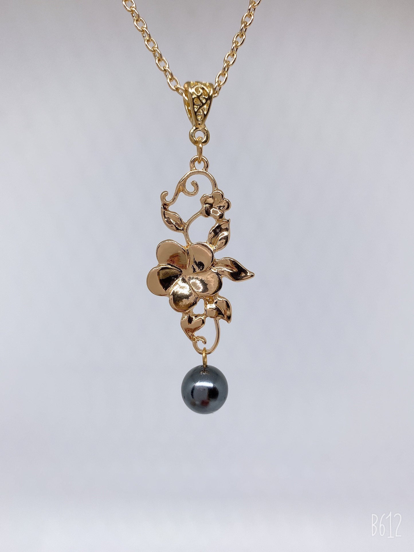 Hawaiian Plumeria Flowers Necklace : Hamilton Gold Earring with Shell Pearls