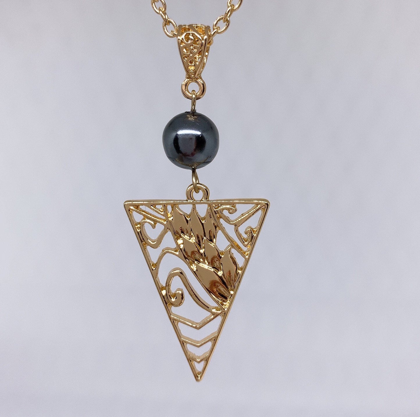 Maile Lei Tribal Design : Hamilton Gold Earring with Shell Pearls necklace