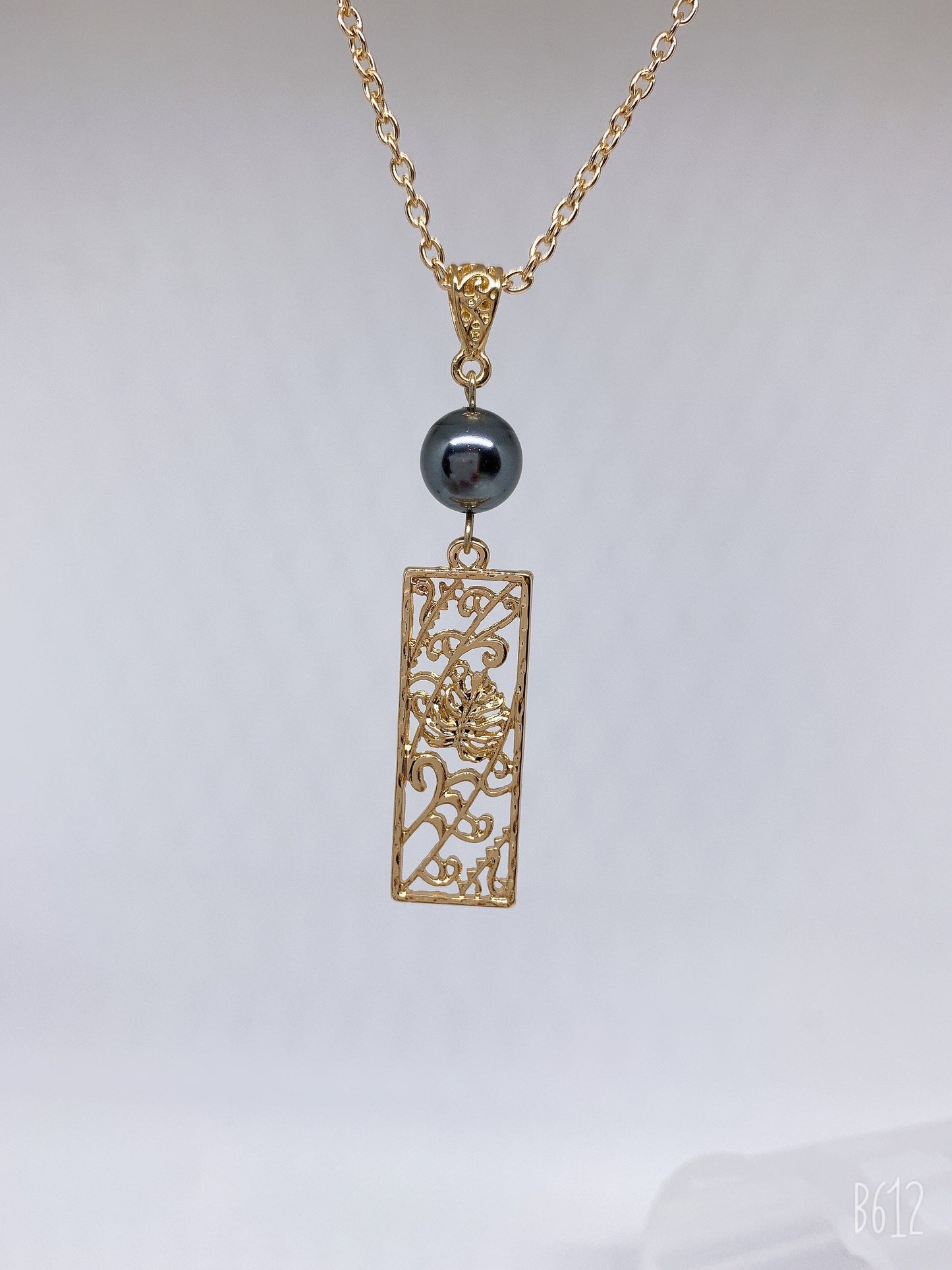 Monstera Leaf : Hamilton Gold Necklace with Shell Pearls