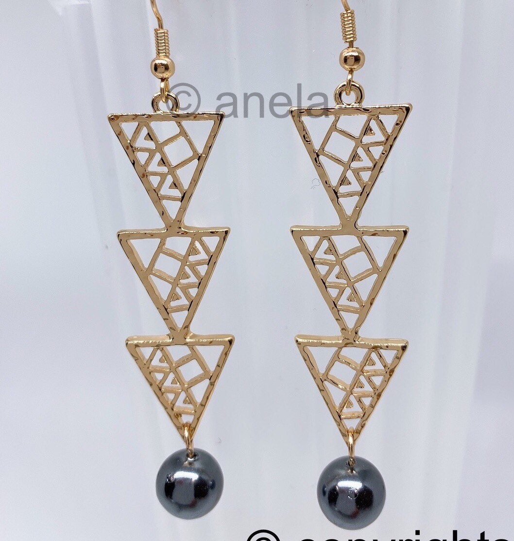 Mauna Kea: Hamilton Gold Earring with Shell Pearls