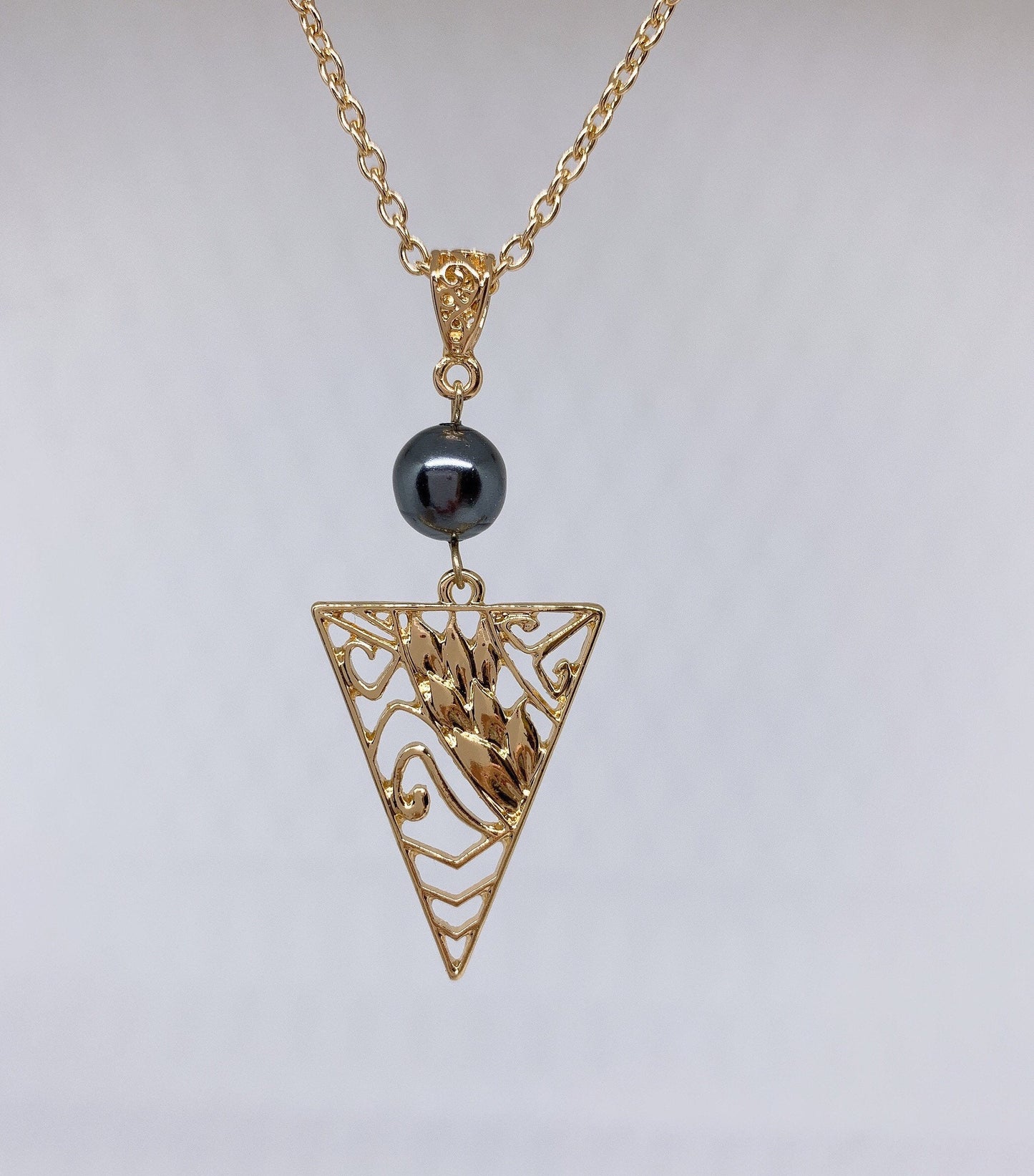 Maile Lei Tribal Design : Hamilton Gold Earring with Shell Pearls necklace