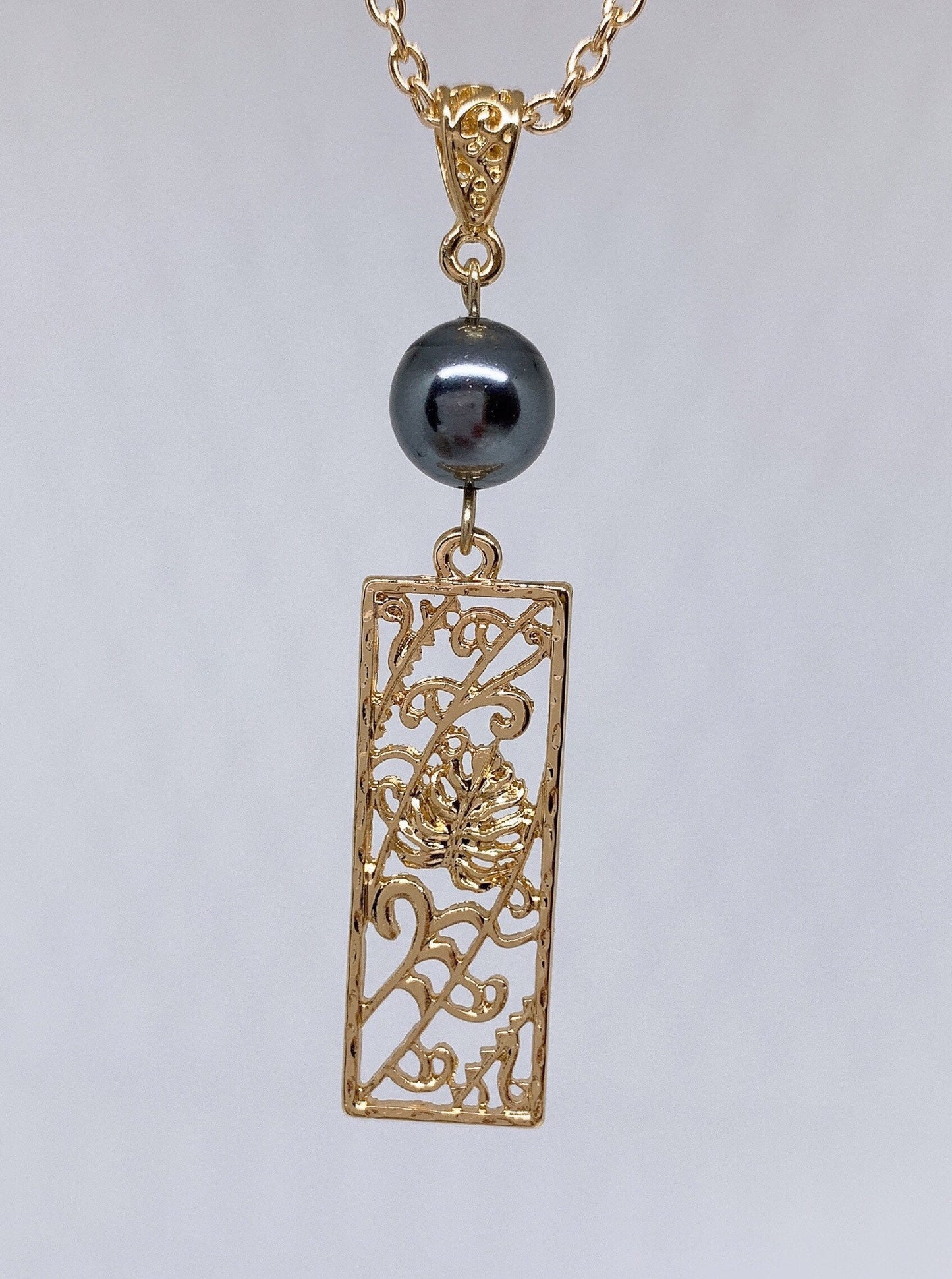 Monstera Leaf : Hamilton Gold Necklace with Shell Pearls