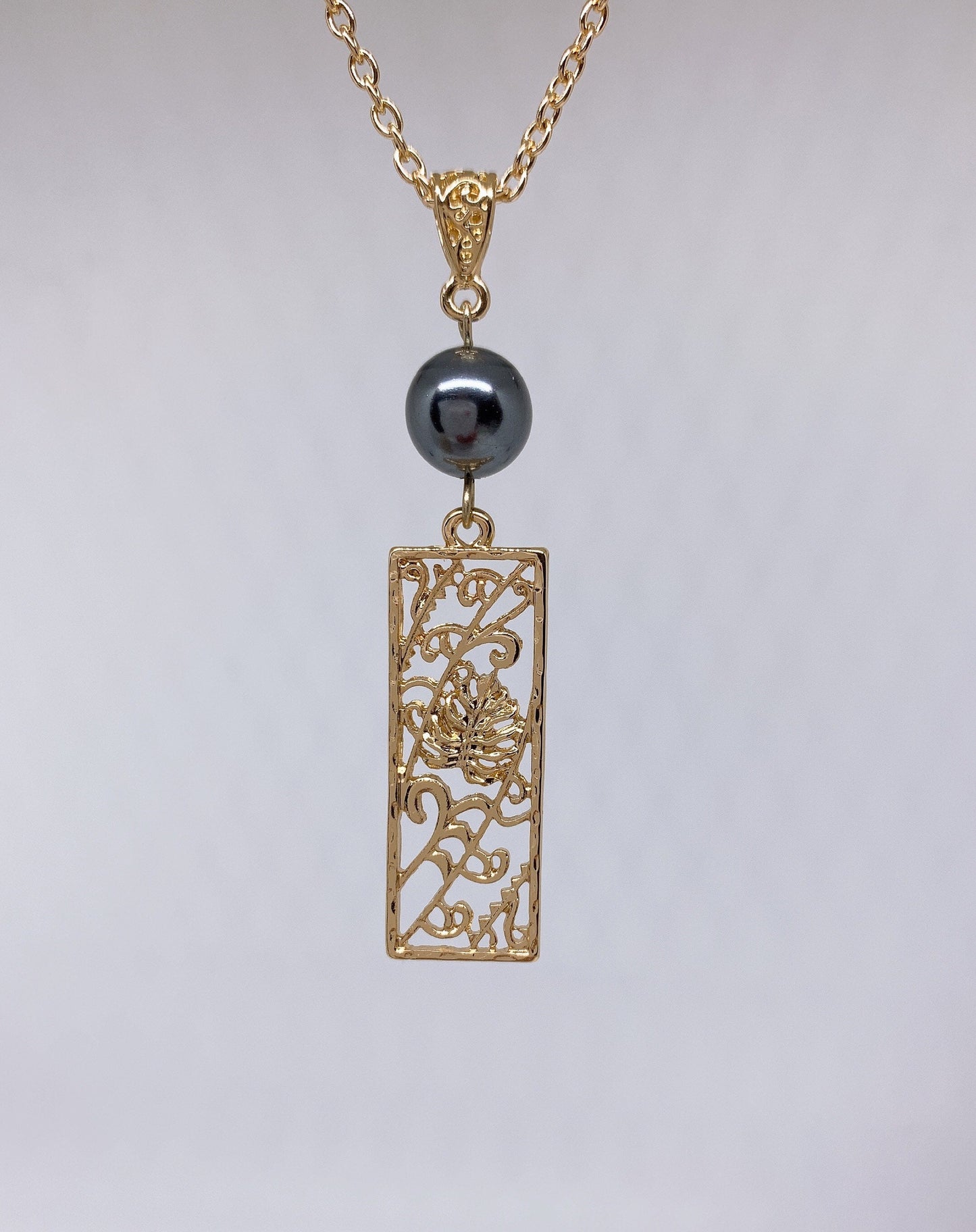 Monstera Leaf : Hamilton Gold Necklace with Shell Pearls