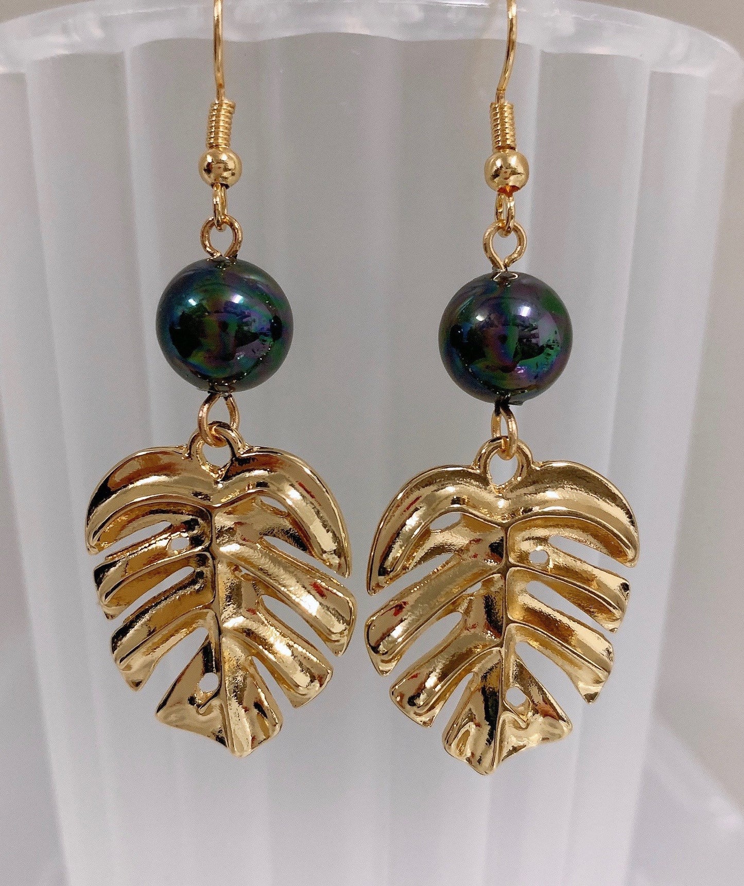 Small Monstera: Hamilton Gold Earring with Shell Pearls