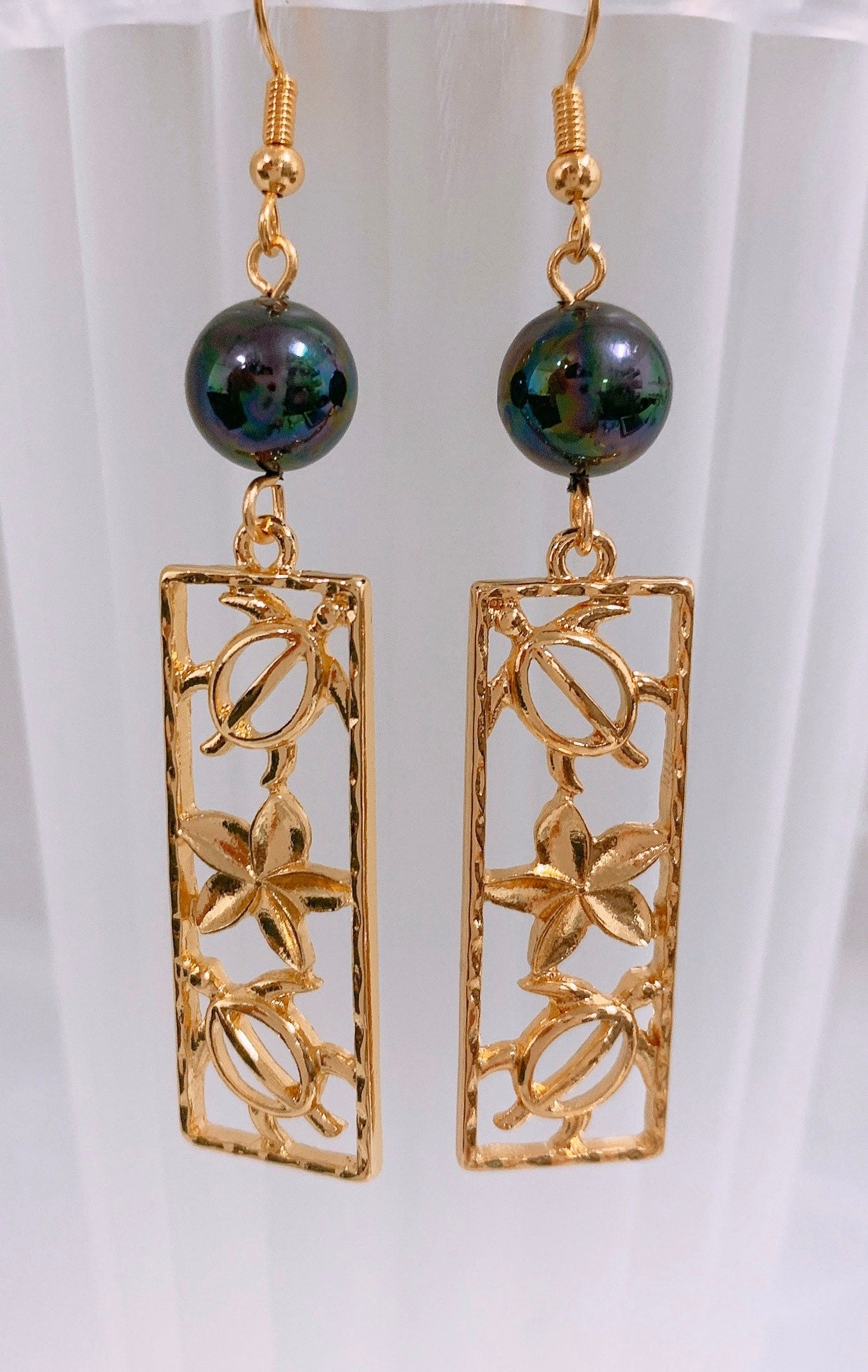 Hawaiian Honu and Plumeria : Hamilton Gold Earring with New color Shell Pearls