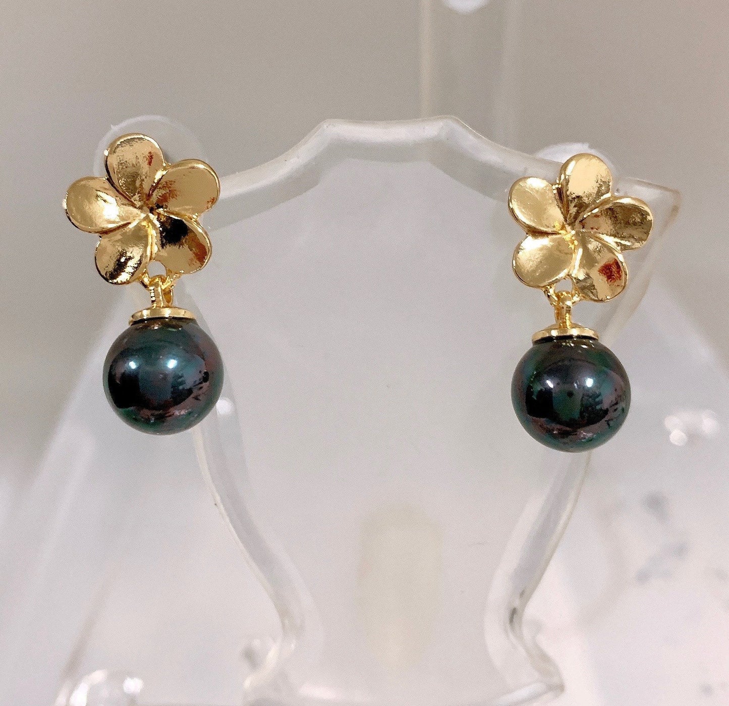 Hawaiian Plumeria Flowers Stud: Hamilton Gold Earring with Shell Pearls new color