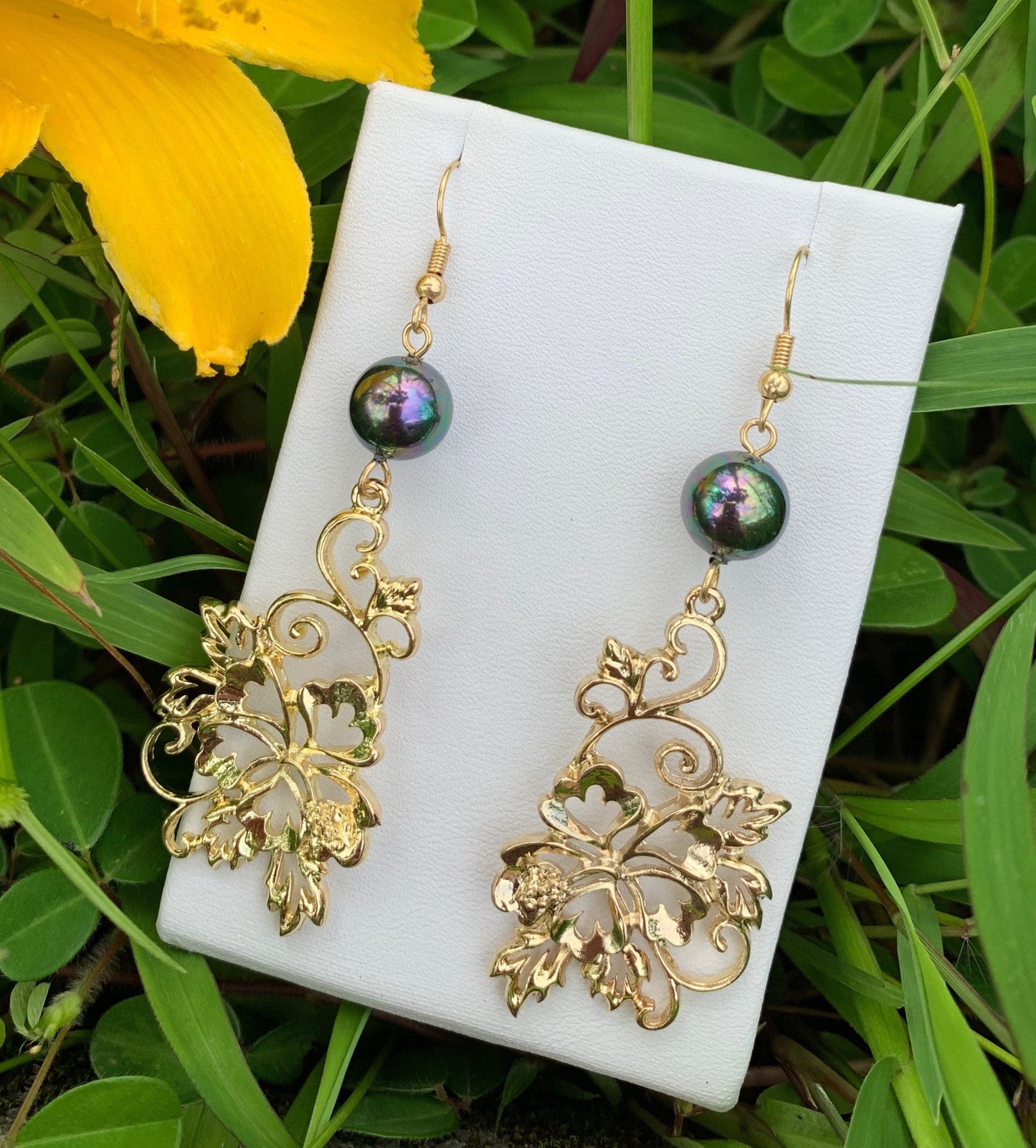 Hawaiian Hibiscus Flowers earrings : Hamilton Gold Earring with Shell Pearls
