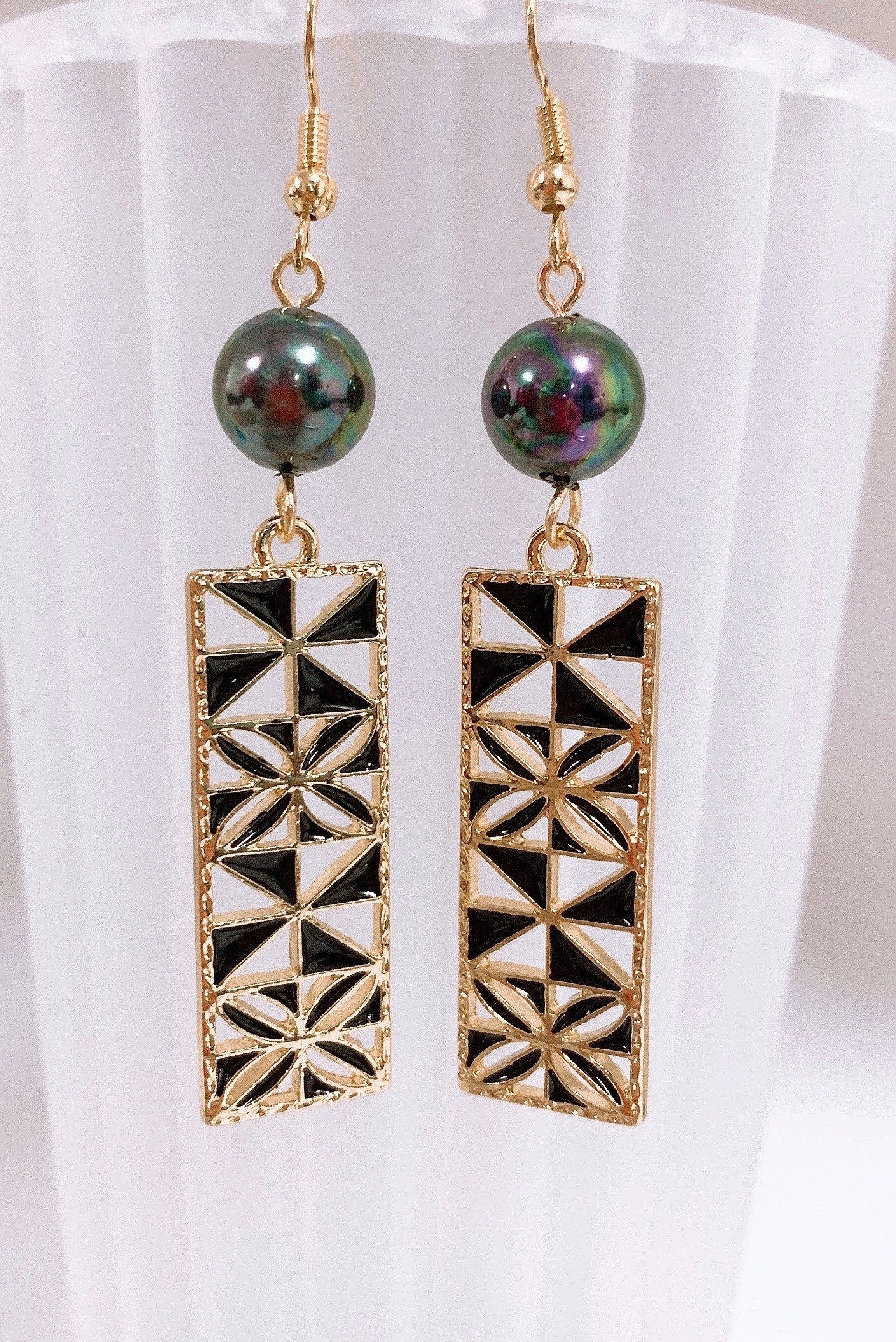 Hawaiian Quilt Patten Flowers Design: Hamilton Gold Earring with new rainbow Shell Pearls