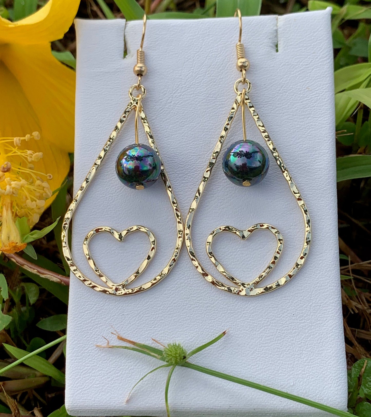 Teardrop Heart: Hamilton Gold Earring with Shell Pearls