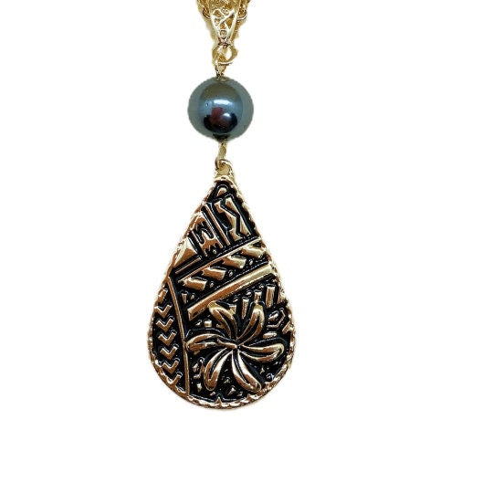 Tribal Design with Tiare Flower : Hamilton Gold Earring with Shell Pearls