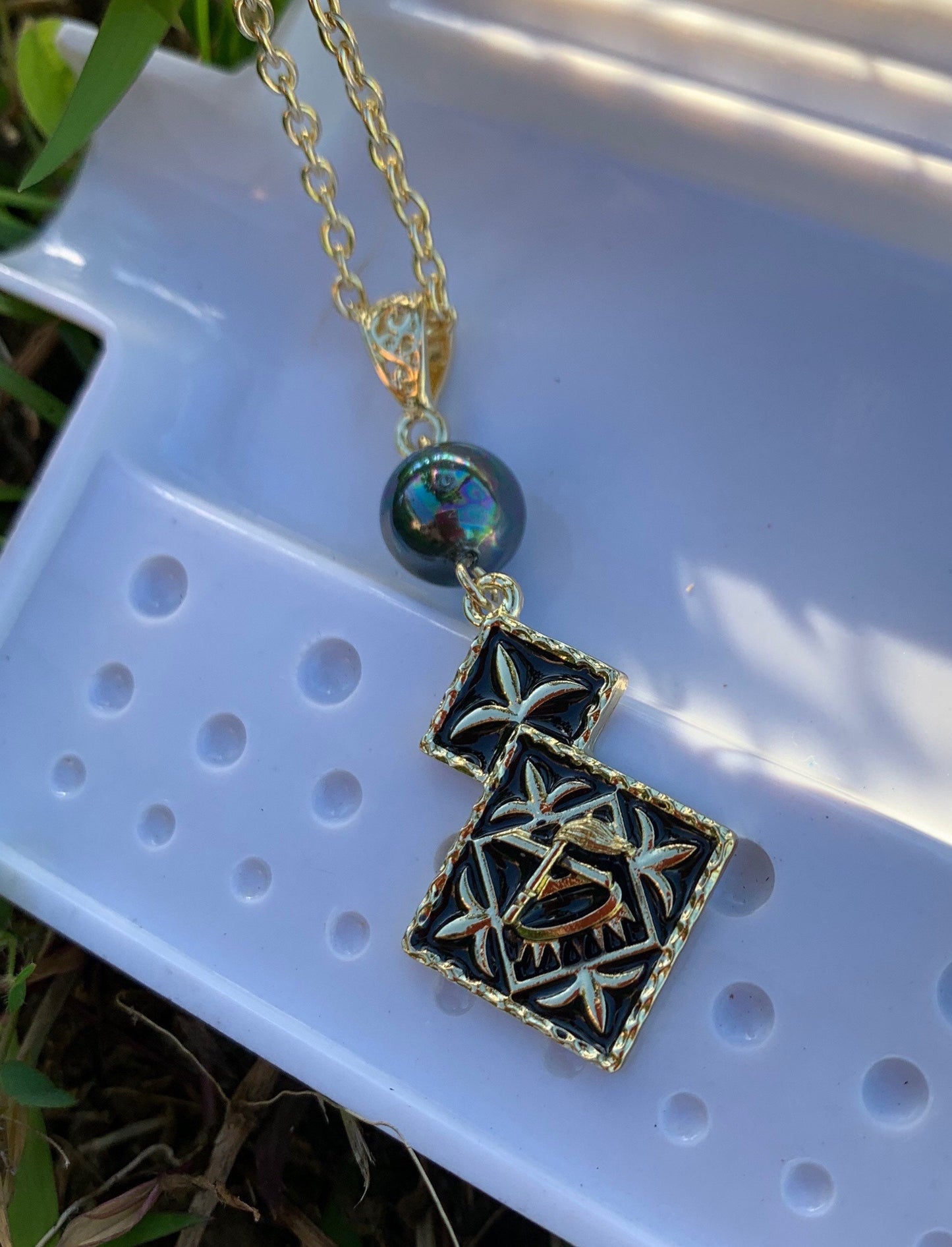 Samoan Kava Bowl Design : Hamilton Gold Earring with Shell Pearls