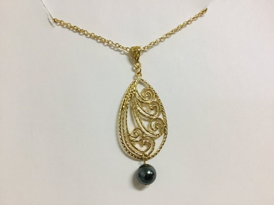Spiral Wind : Hamilton Gold Earring with Shell Pearls