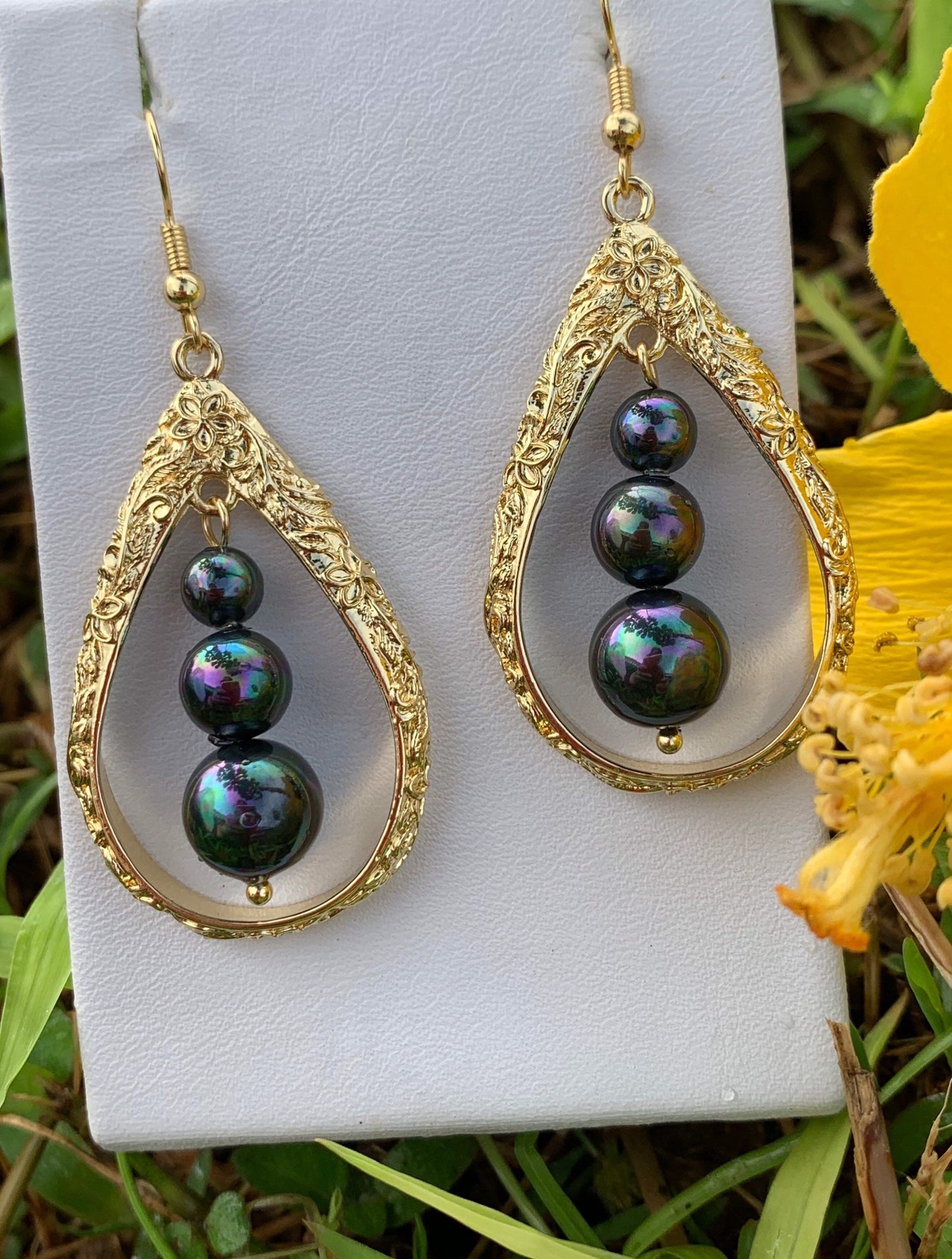Hawaiian Three Pearl Plumeria Flowers Teardrop : Hamilton Gold Earring with Shell Pearls
