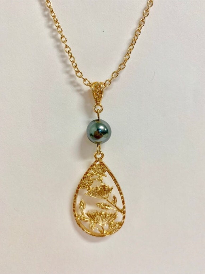 Lehua Tropical Flowers Teardrop : Hamilton Gold Earring with Shell Pearls