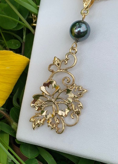 Hawaiian Hibiscus Flowers earrings : Hamilton Gold Earring with Shell Pearls