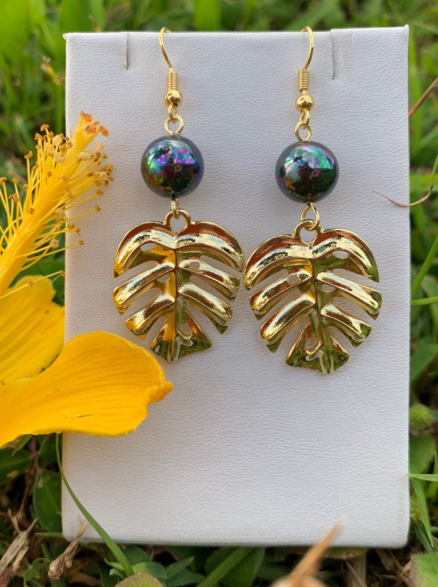 Small Monstera: Hamilton Gold Earring with Shell Pearls