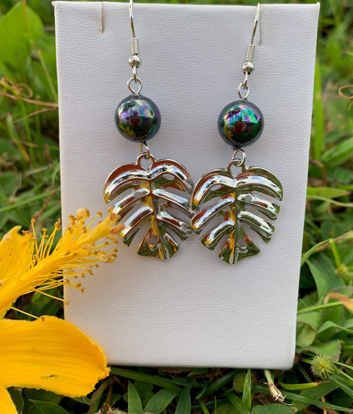 Small Monstera: Hamilton Silver Earring with Shell Pearls