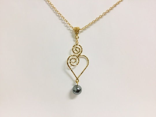 Oceans Wave Heart: Hamilton Gold Earring with Shell Pearls