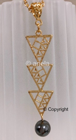 Mauna Kea: Hamilton Gold Earring with Shell Pearls