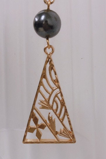 Hawaiian Tribal Tropical Flower Triangle Design : Hamilton Gold Earring with Shell Pearls