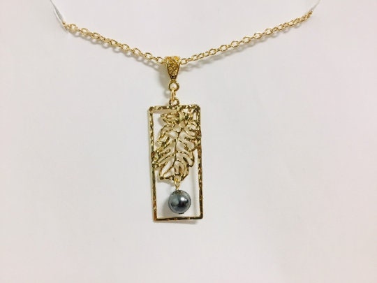 Hawaiian Ulu Leaf Design: Hamilton Gold Earring with Shell Pearls Breadfruit