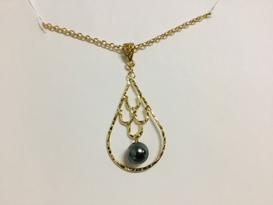 Mermaid Scales Teardrop : Hamilton Gold Earring with Shell Pearls