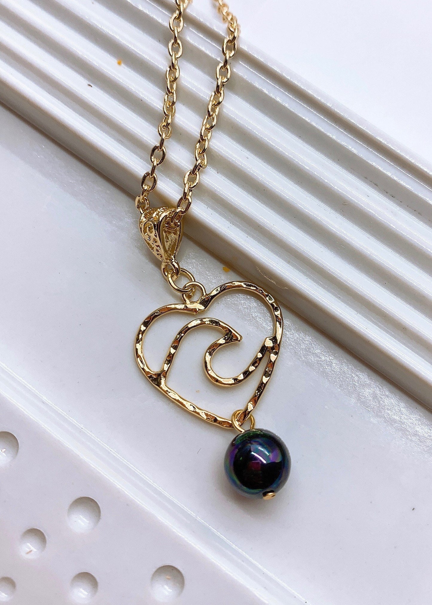 Heart Wave Small: Hamilton Gold Earring with peacock black Shell Pearls