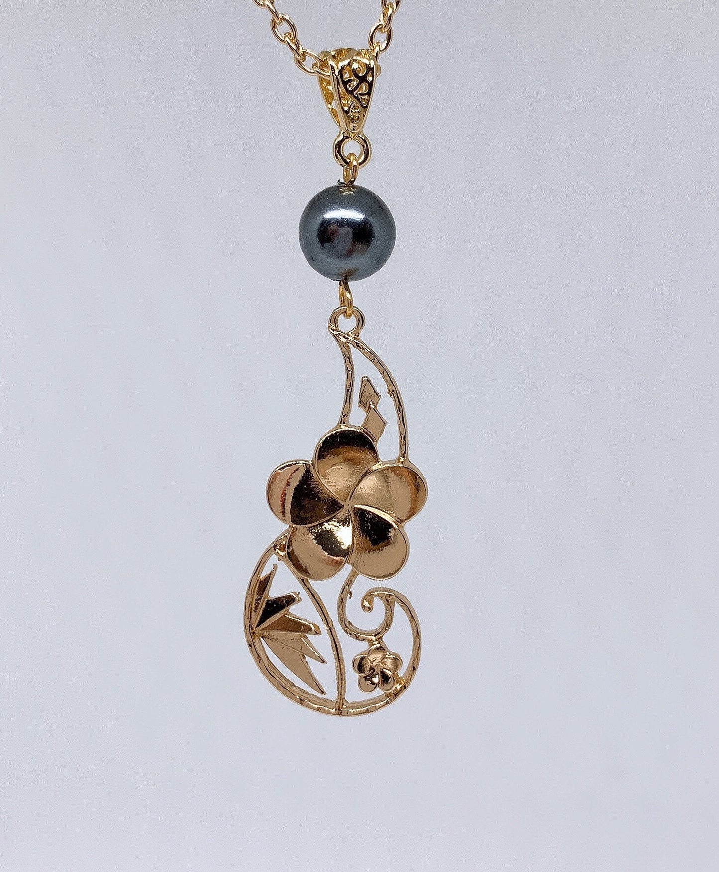 Hawaiian Plumeria Flowers Necklace: Hamilton Gold with Shell Pearls