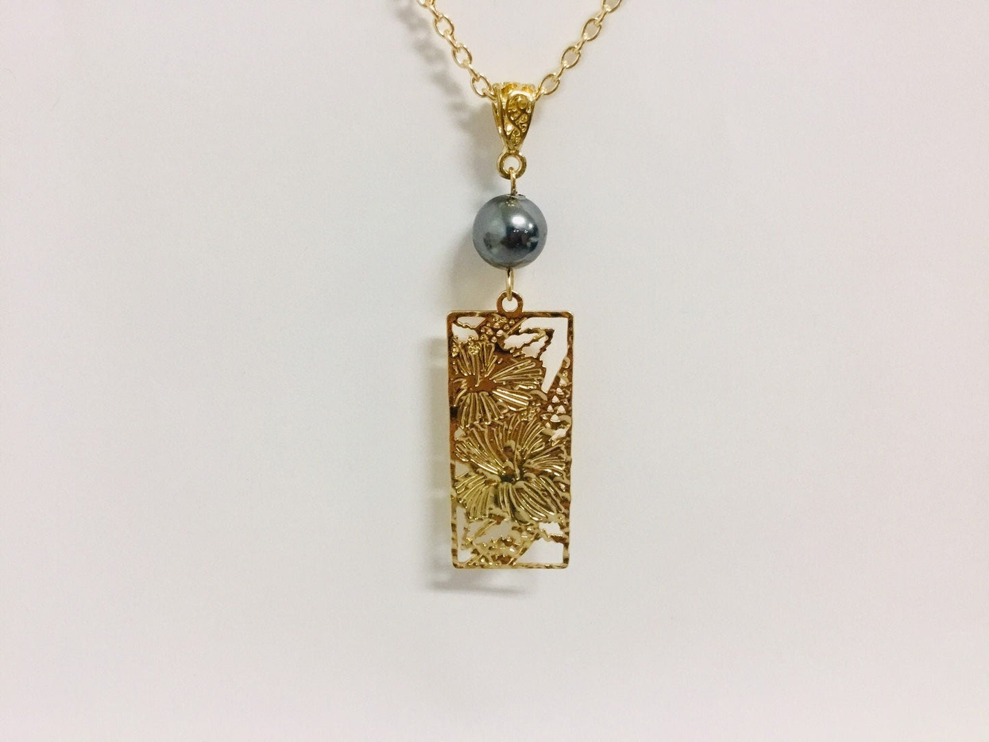 Hawaiian Hibiscus Flowers Pattern: Hamilton Gold Necklace with Shell Pearls