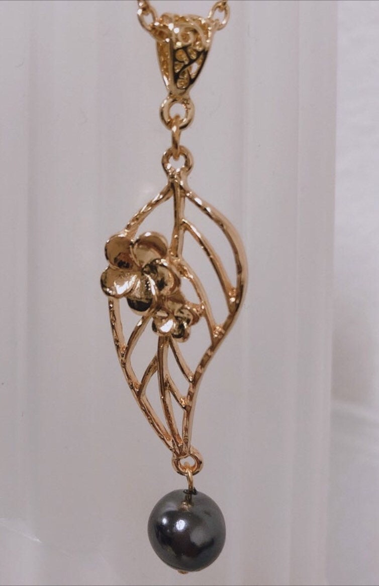 Hawaiian Plumeria Flowers with Tropical leaf : Hamilton Gold Earring with Shell Pearls