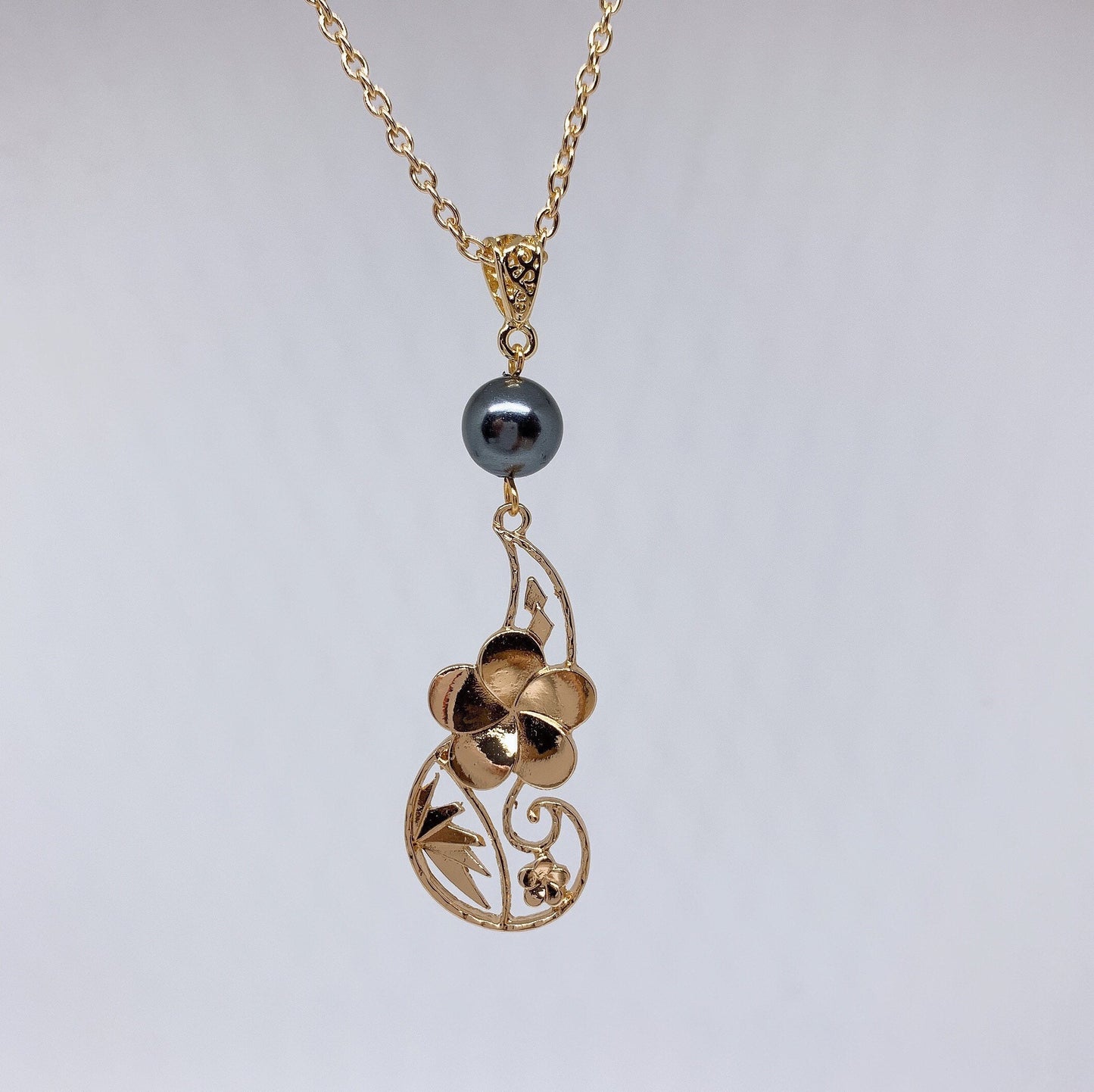 Hawaiian Plumeria Flowers Necklace: Hamilton Gold with Shell Pearls