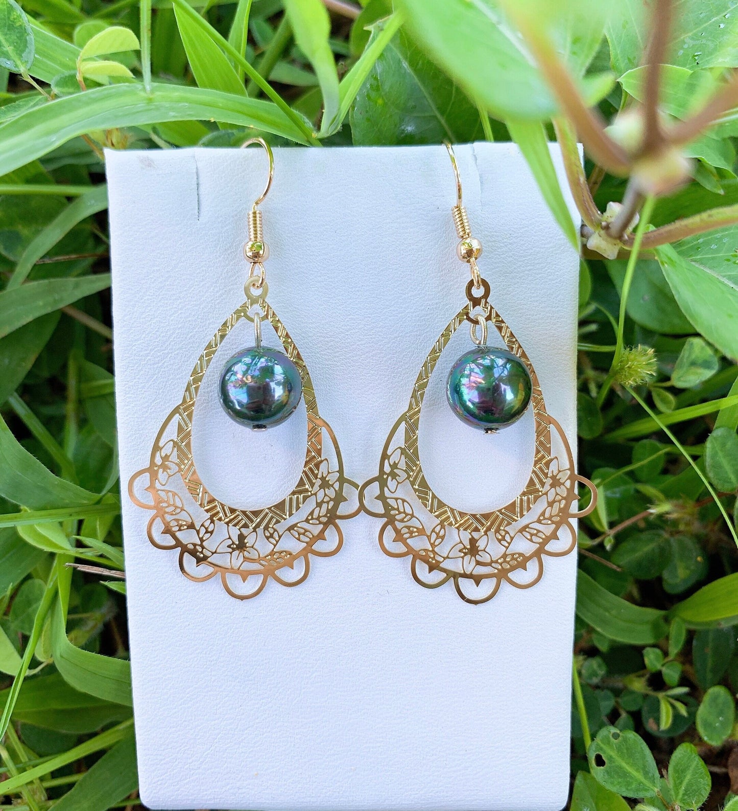 Hawaiian Plumeria Flowers Teardrop : Hamilton Gold Earring with Shell Pearls