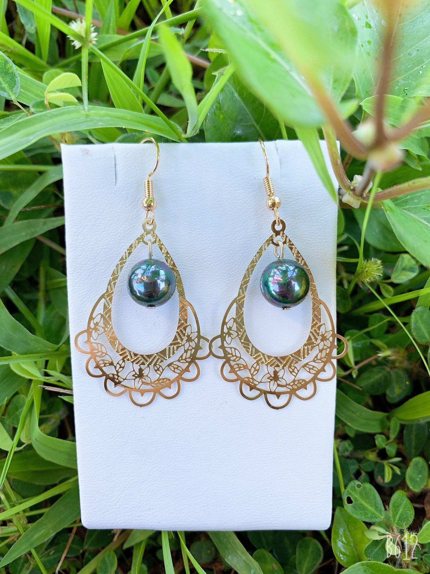 Hawaiian Plumeria Flowers Teardrop : Hamilton Gold Earring with Shell Pearls