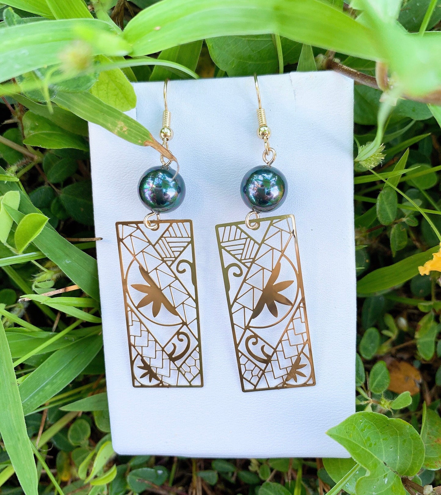 Hawaiian Tiare Flowers Tribal Rectangle : Hamilton Gold Earring with Shell Pearls