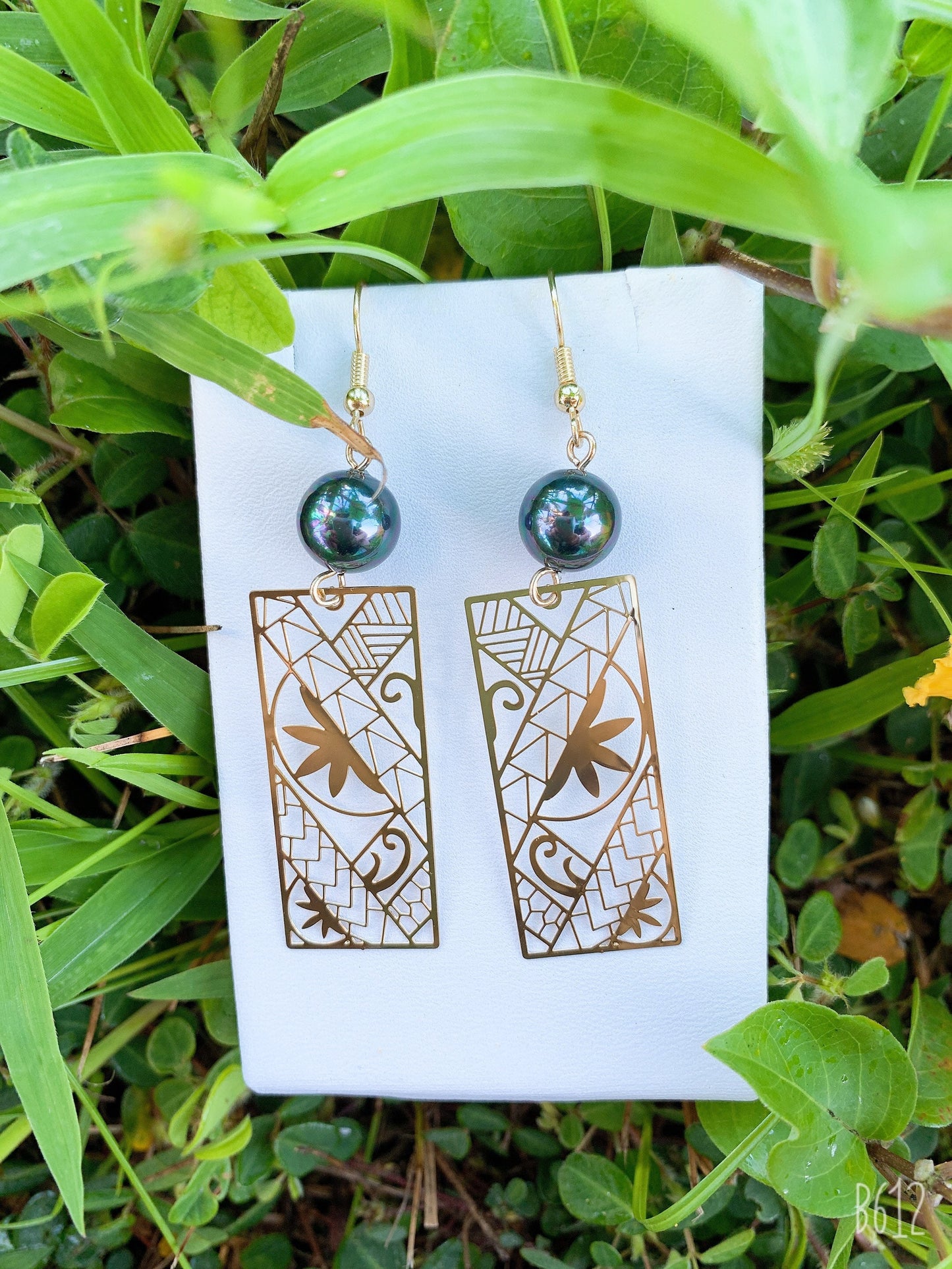 Hawaiian Tiare Flowers Tribal Rectangle : Hamilton Gold Earring with Shell Pearls
