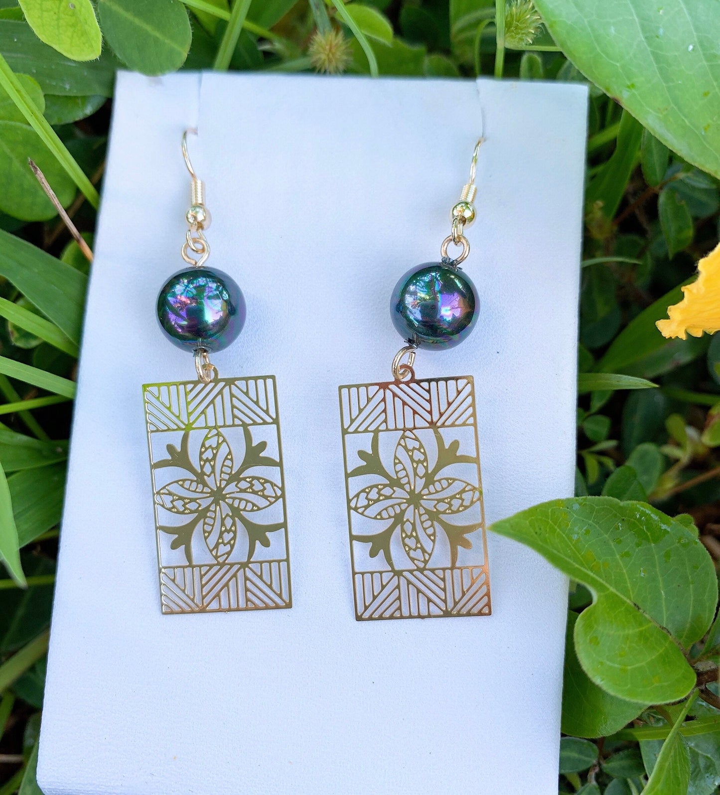Hawaiian Quilt Weave Patten Flowers Design: Hamilton Gold Earring with Shell Pearls