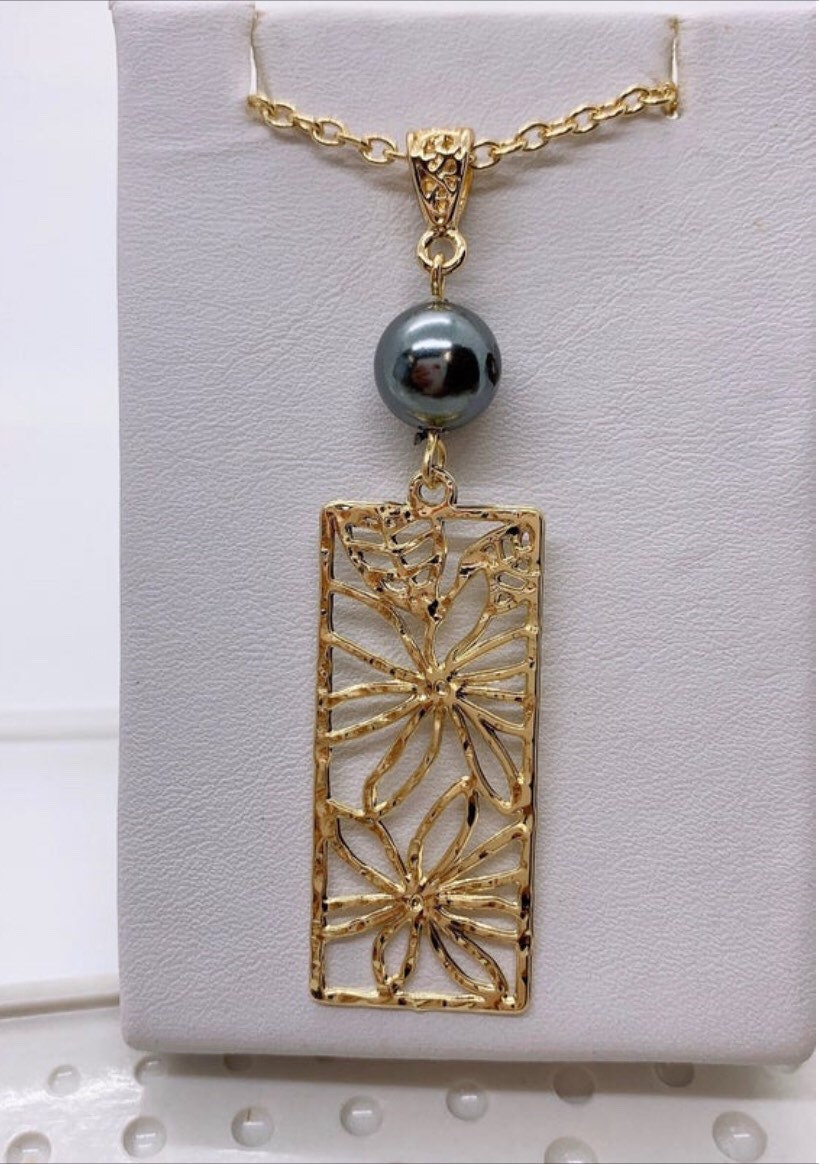 Hawaiian Tiare Flowers Rectangle : Hamilton Gold Earring with Shell Pearls