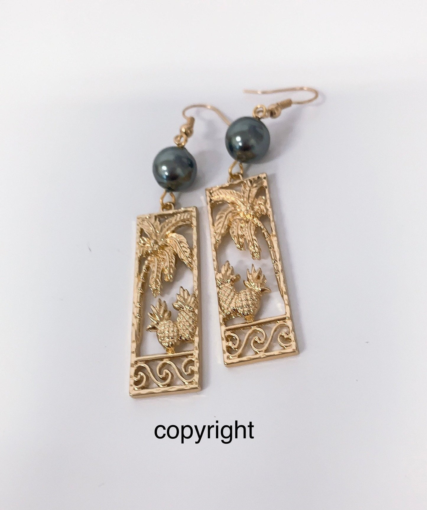 Hawaiian palm tree and pineapple : Hamilton Gold Earring with Shell Pearls