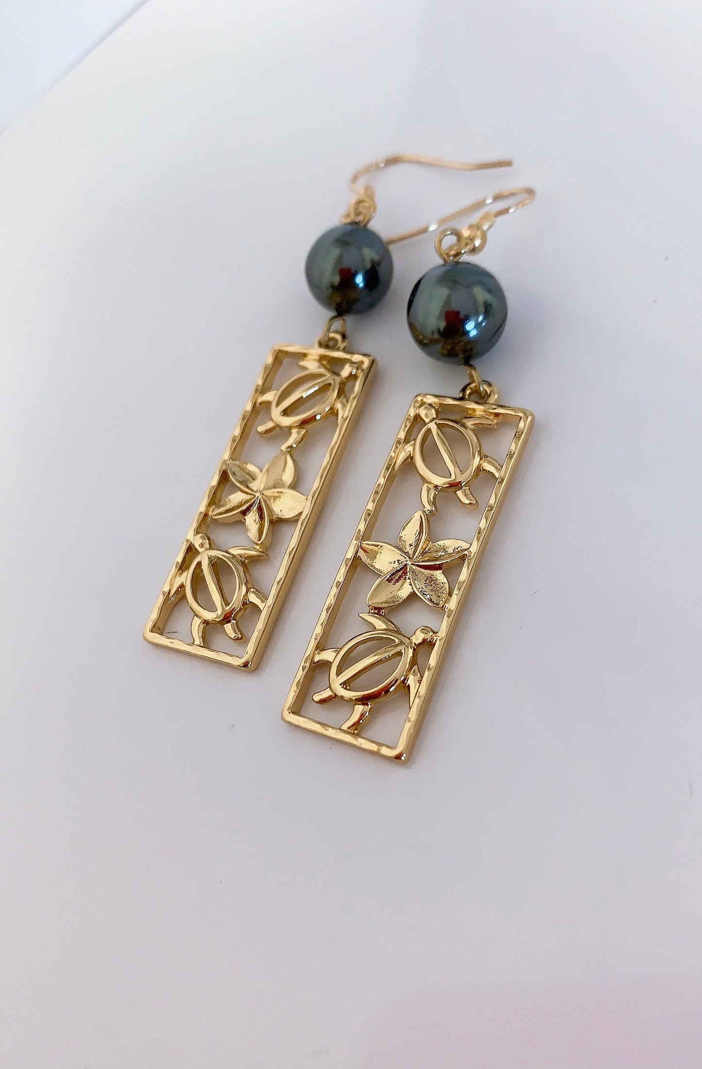 Hawaiian Honu and Plumeria : Hamilton Gold Earring with New color Shell Pearls