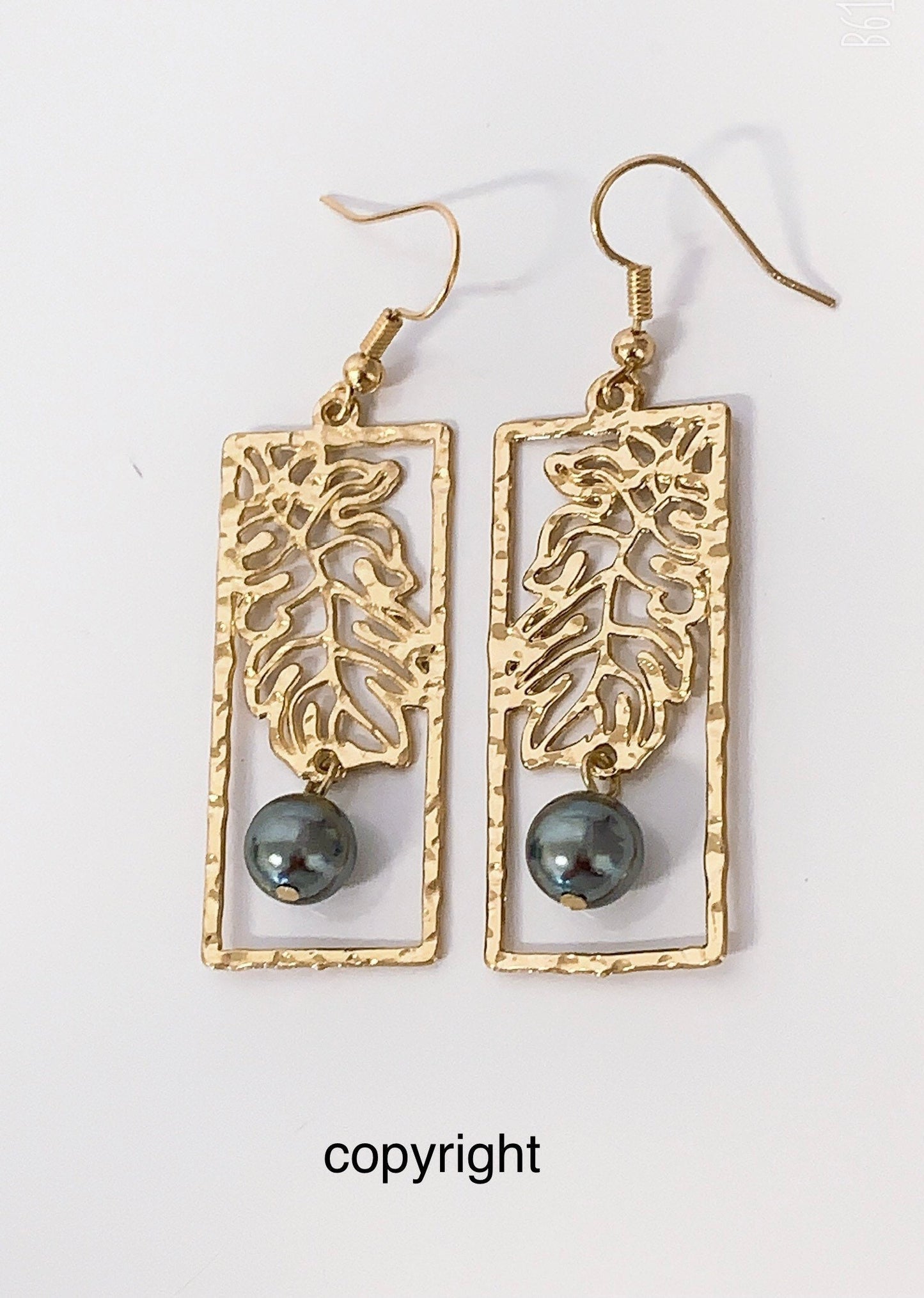 Hawaiian Ulu Leaf Design: Hamilton Gold Earring with Shell Pearls Breadfruit