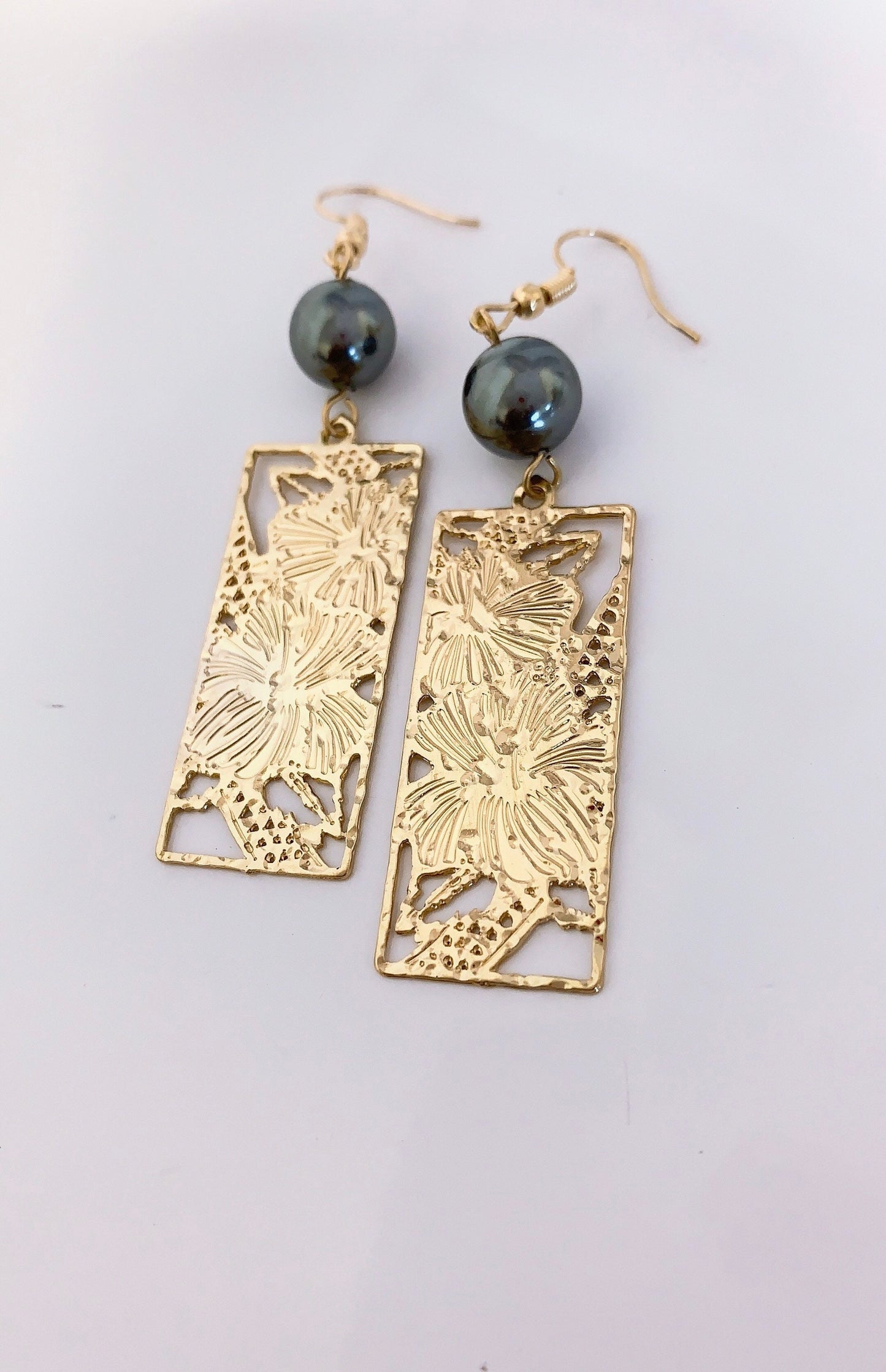 Hawaiian Hibiscus Flowers Pattern : Hamilton Gold Earring with Shell Pearls