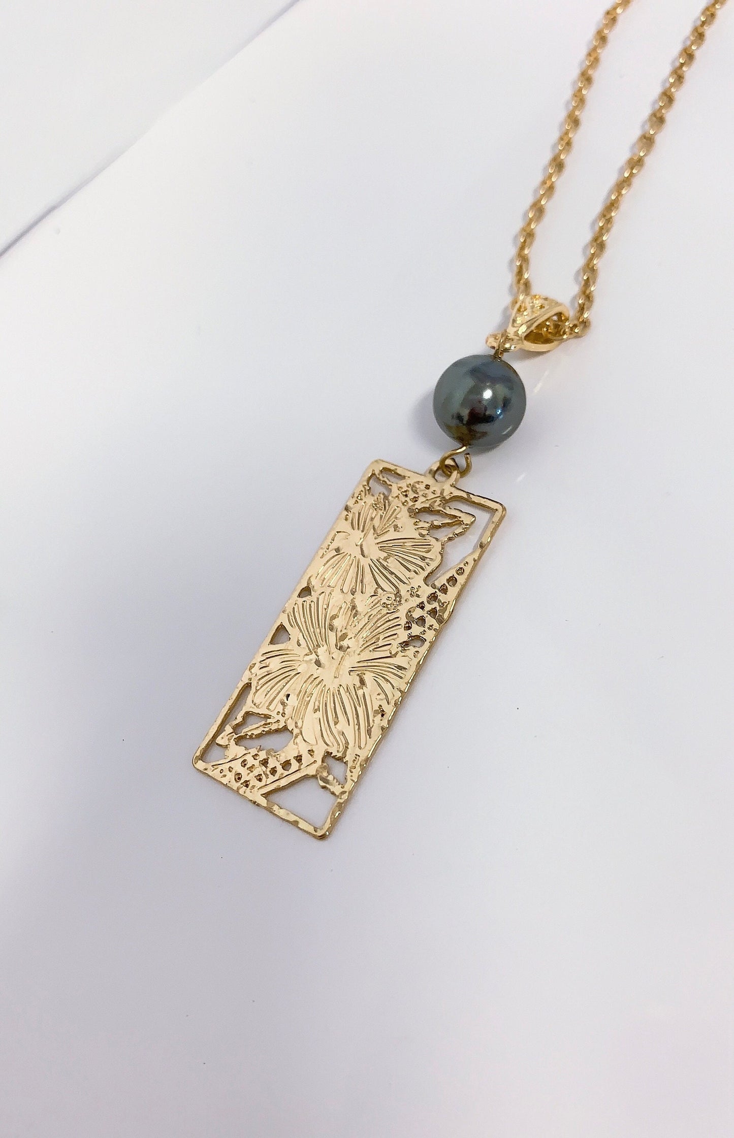Hawaiian Hibiscus Flowers Pattern: Hamilton Gold Necklace with Shell Pearls