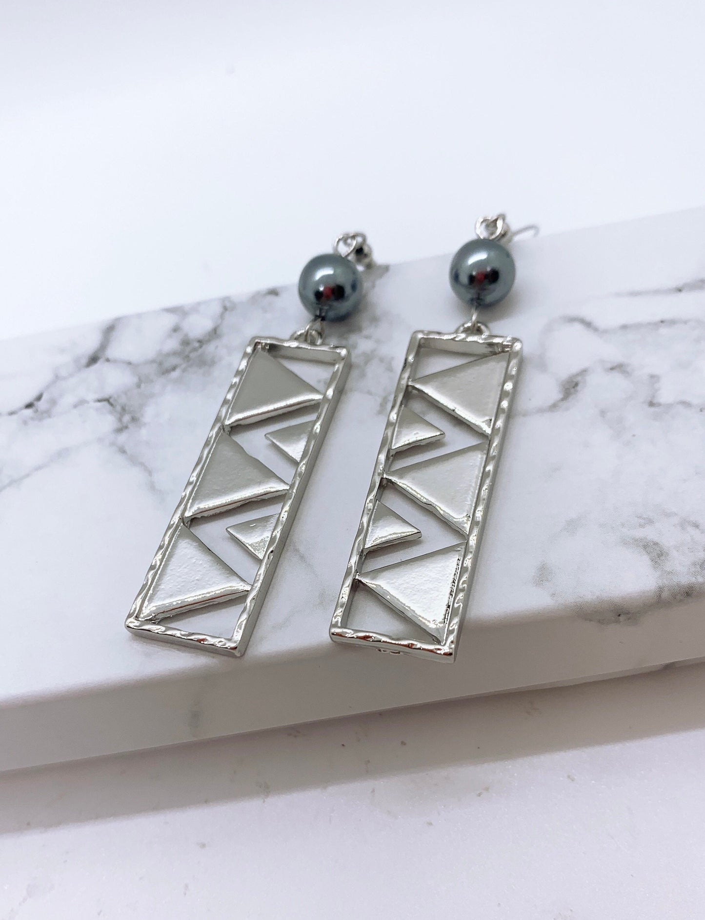 Mauna Kea : Hamilton Silver Earring with Shell Pearls