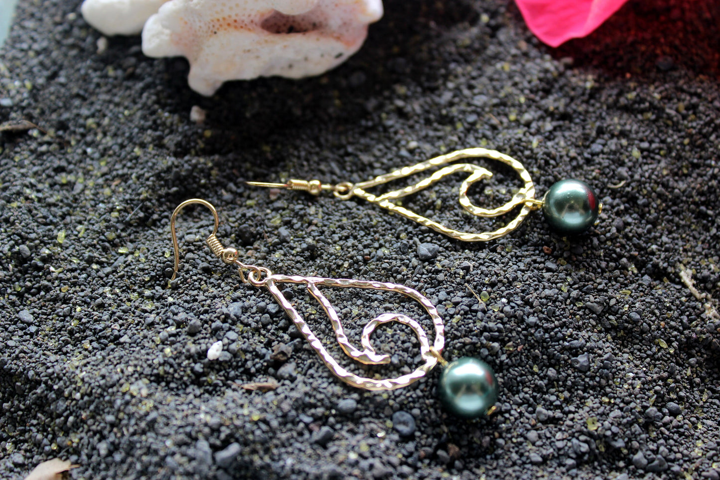 Teardrop Wave: Hamilton Gold Earring with  Shell Pearls