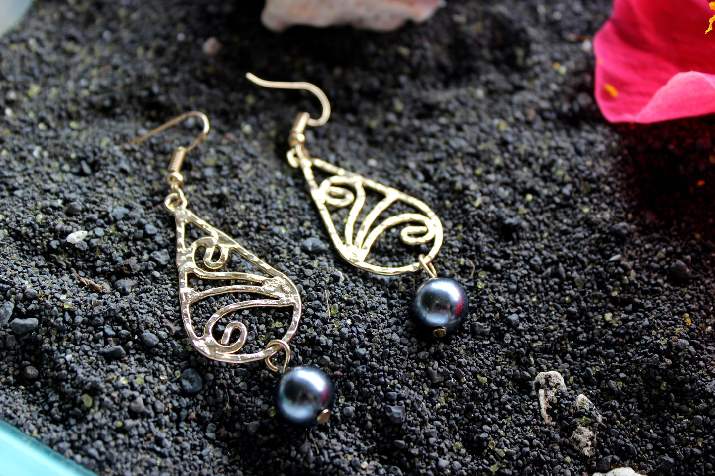 Teardrop Breeze/Wind Spiral : Hamilton Gold Earring with  Shell Pearls