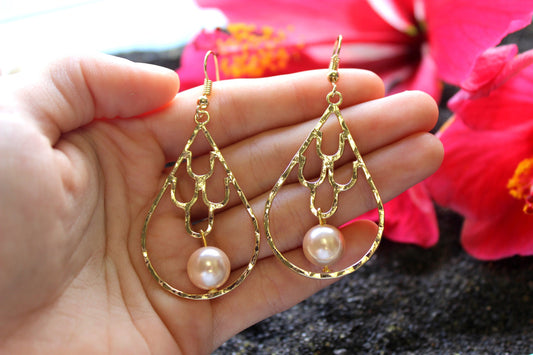 Mermaid Scales Teardrop : Hamilton Gold Earring with  Shell Pearls